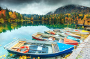 Boatson colorido do Lago Fusine, Itália