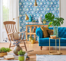 Design de casa azul e cadeira de balanço de madeira
