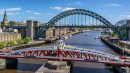 Ponte de balanço e ponte Tyne em Newcastle