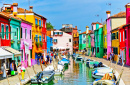 Casas venezianas coloridas ao longo do canal