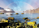 Fiorde da Noruega com arco-íris sobre o mar